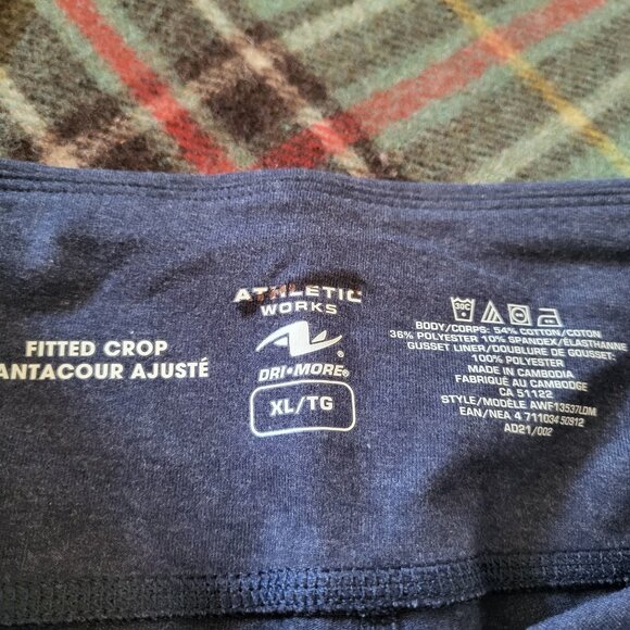 Bundle Size XL Two Leggings and One Tank Top - Picture 8 of 13